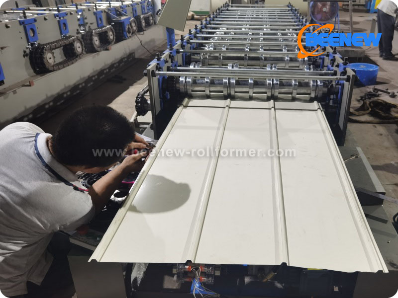 Equipamento formador de rolos de metal